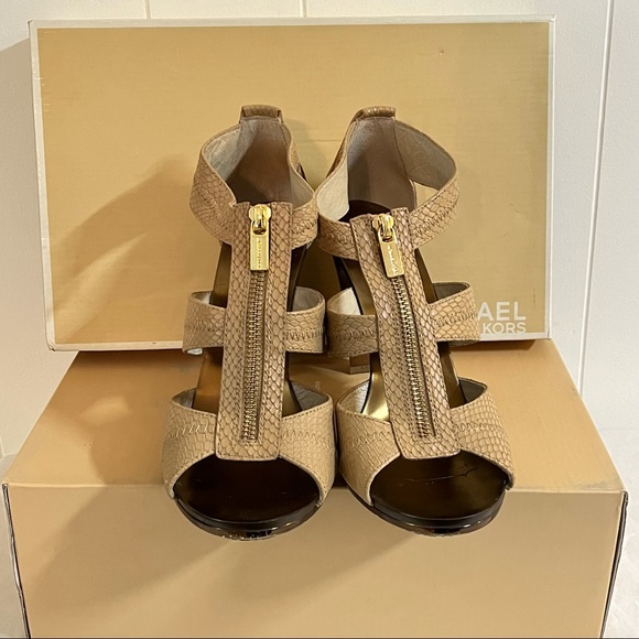 Michael Kors MK tan and brown, leather, strappy sandal heels with gold zipper - Picture 3 of 9